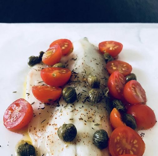 FILETTI DI BRANZINO AL FORNO CON POMODORINI E CAPPERI