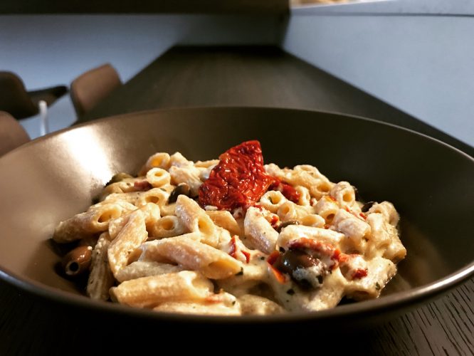 PASTA INTEGRALE CN CAPRINO FRESCO, POMODORI SECCHI E OLIVE TAGGIASCHE