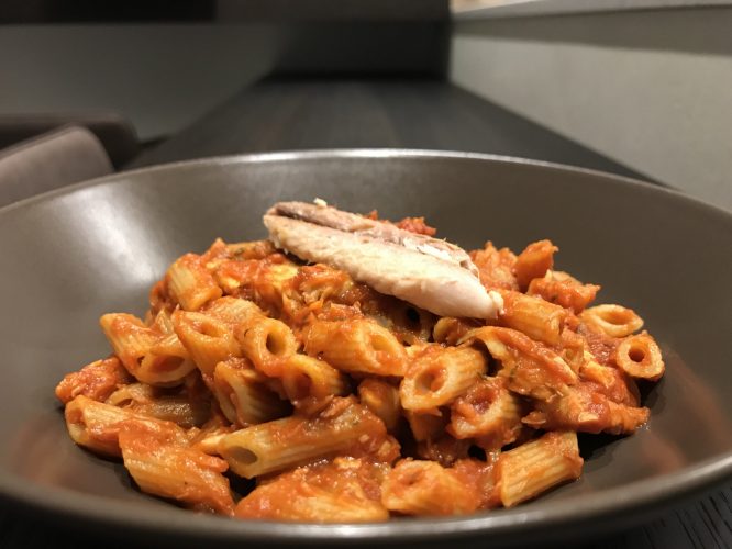 PASTA INTEGRALE CON SALSA AL POMODORO E SGOMBRO